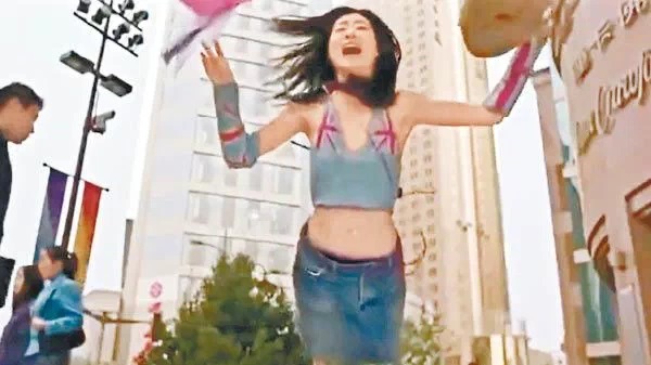 2 李卉一個仆低鏡頭拍足2日，搞到周星馳眼火爆！.jpg
