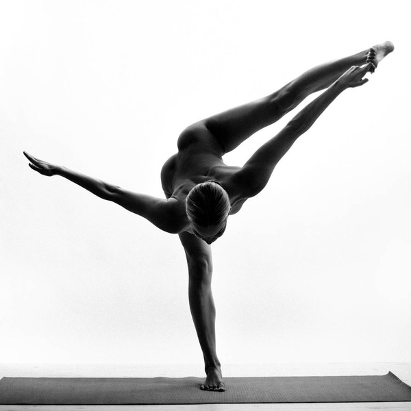 hut_hon_nguoi_xem_voi_bo_anh_yoga_nghe_thuat__5.jpg