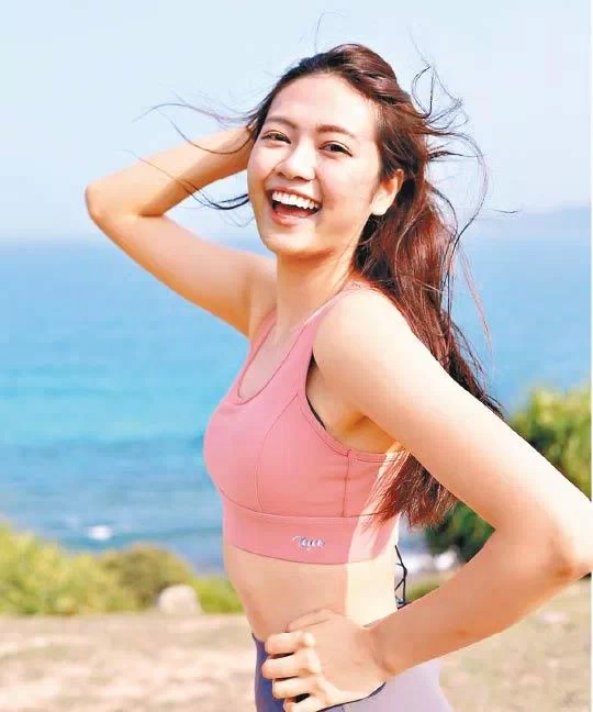 游嘉欣撥弄秀髮，展露燦爛笑容。.jpg