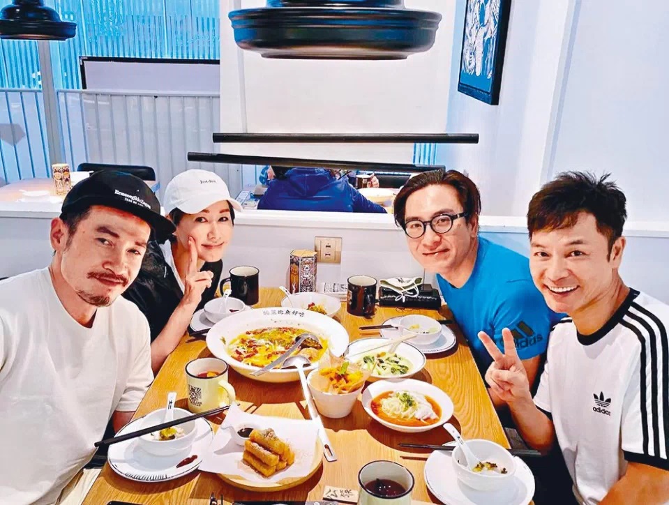 郭晉安、陳豪、馬國明及胡定欣放工後一齊食好西。.jpg