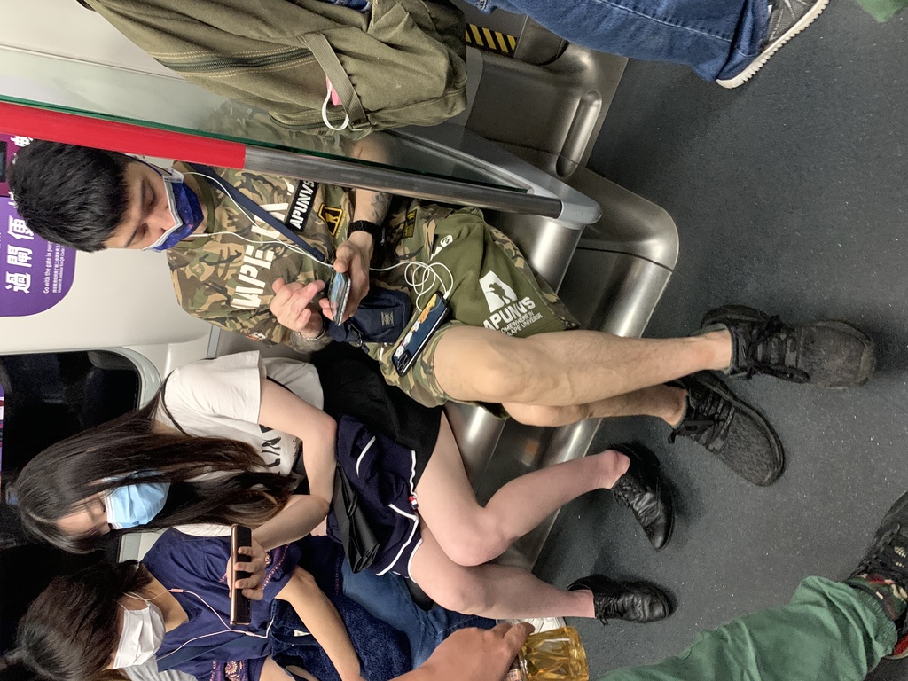 肉眼睇真係好白