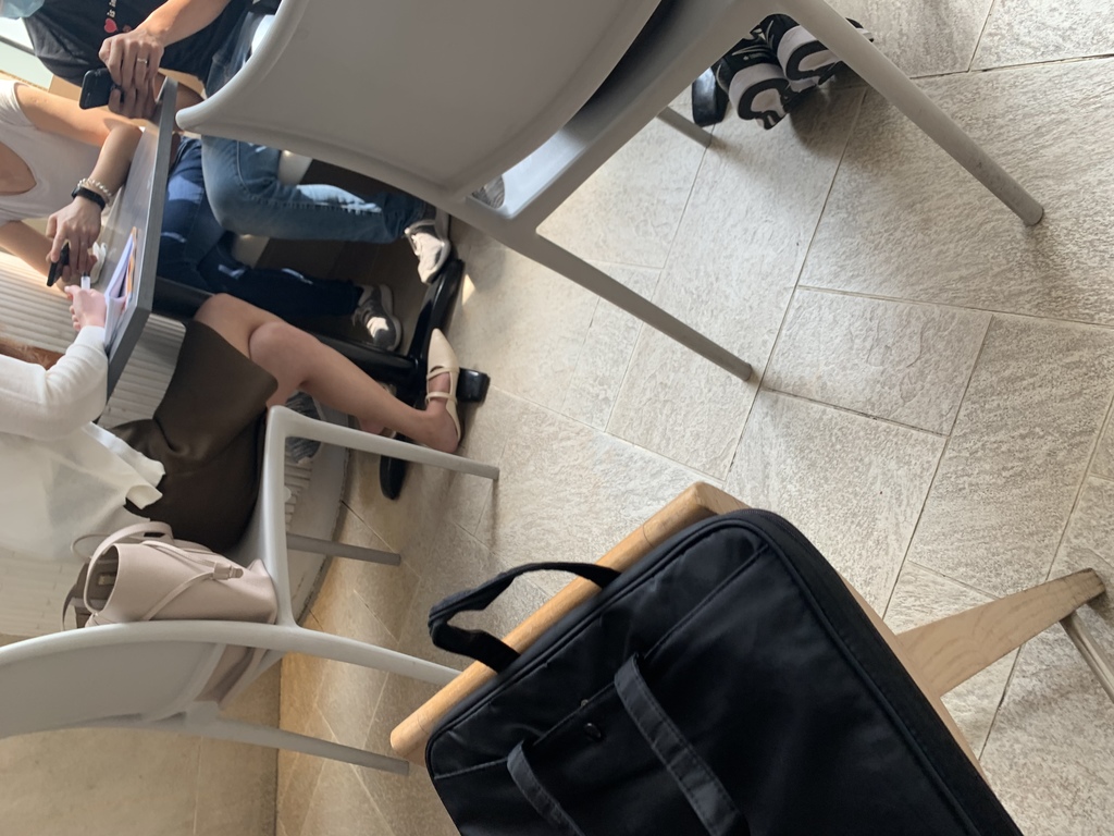 好似係保誠嘅保險經紀，如果我agent當初著呢對鞋黎搵我，應該會幫佢簽多幾張