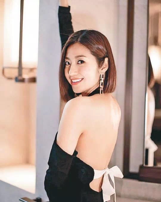 陳自瑤轉身展示白滑美背，令不少女生「葡萄」。.jpg