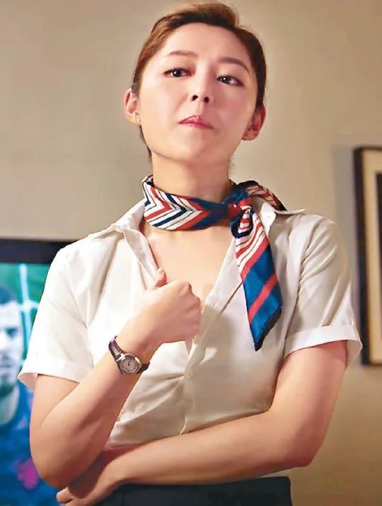 衛詩雅笑言制服太緊身。.jpg