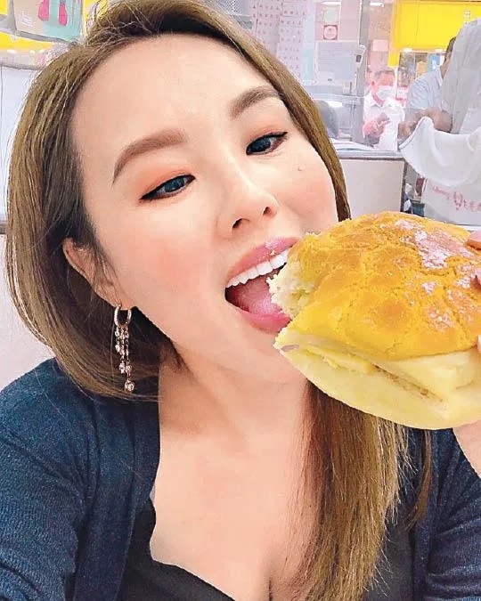 楊洛婷拋胸歎菠蘿油.jpg