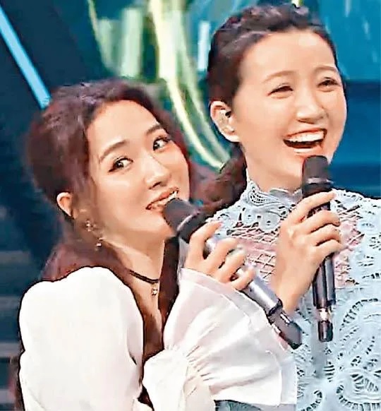 菊梓喬被要求扮吳若希當年爆笑一幕，她即攬實對方傻笑。.jpg