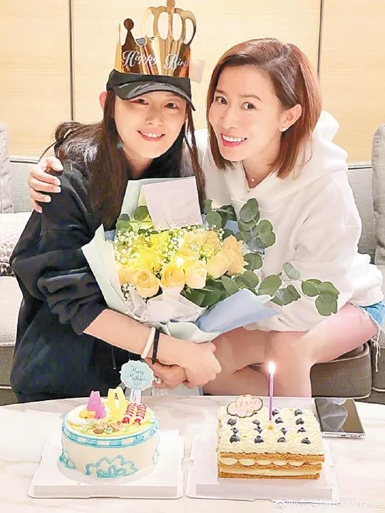 佘詩曼（右）攬實壽星女，感情要好。.jpg