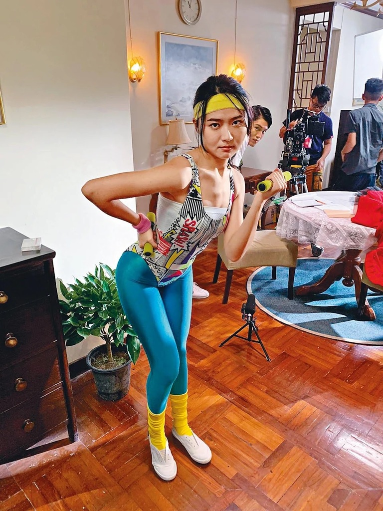 1 戴祖儀今次飾演傻大姐，丁子朗在身後鬼祟攝鏡。.jpg