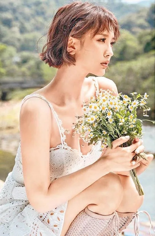 近日天氣炎熱，DaDa就以一身清爽造型降溫。.jpg