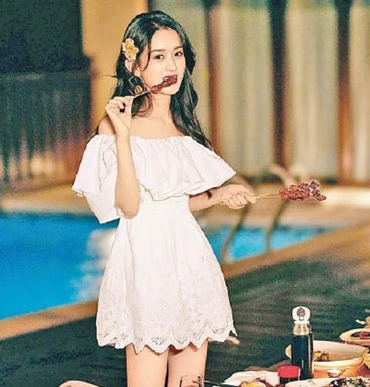 趙麗穎咬住串燒，食得好滋味。.jpg