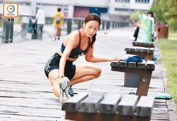 2 余曉彤壓腿拉筋做熱身，減低受傷機會。.jpg