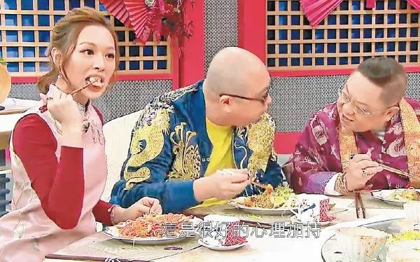 2 「國民妖精」又食又拎：盈盈解釋拍攝《天天開運王》時，成枱美食，不想浪費。.jpg.jpg
