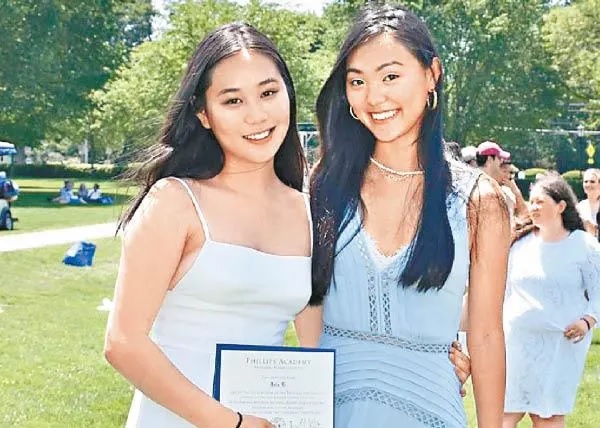 Jada（左）畢業，姐姐Jane都戥她高興。.jpg