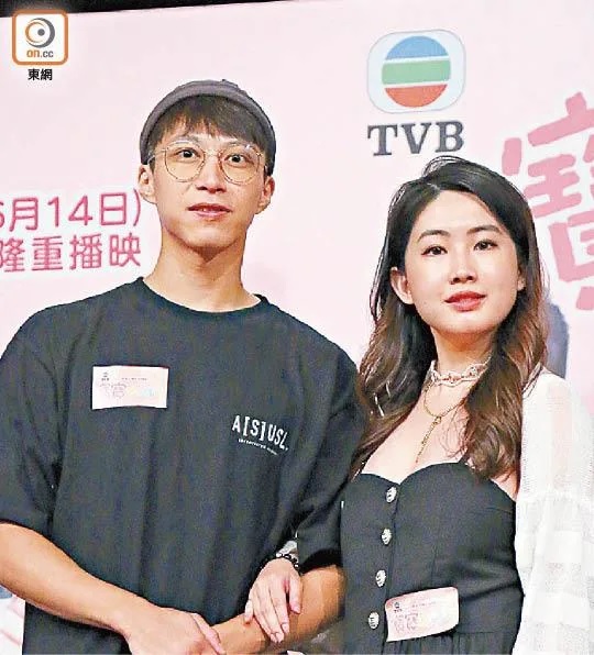 黃文意低胸上陣，吳業坤目不斜視。.jpg