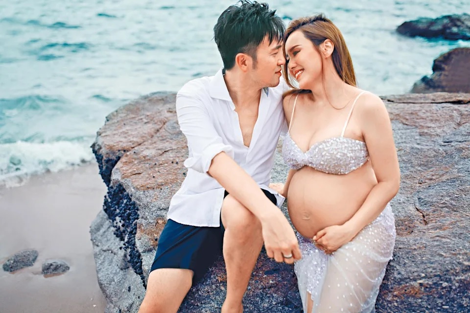 楊洛婷 挺巨肚沙灘拍懷孕寫真.jpg