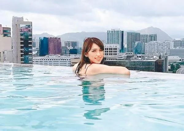 孫慧雪趁囝囝未埋身，快手影獨照。.jpg