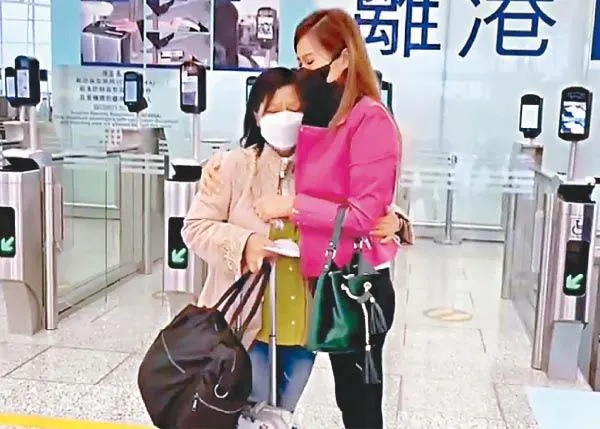 許芷熒攬着外傭相擁同哭，見證非一般的主僕情。.jpg
