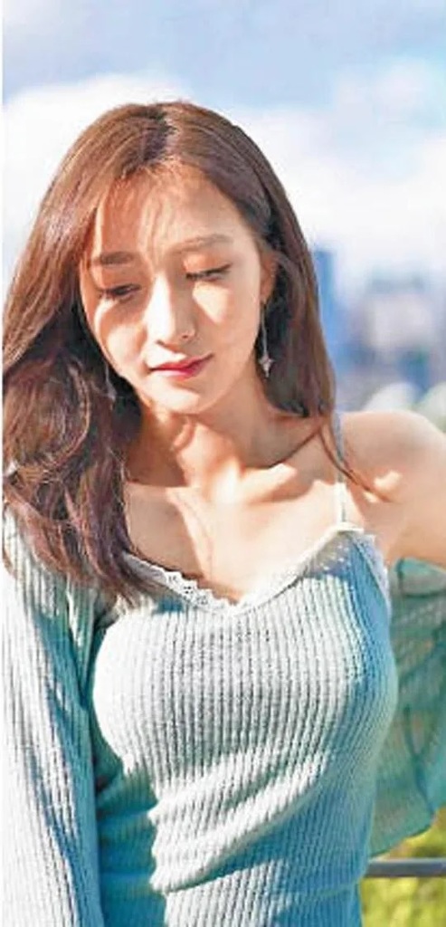 何依婷上載自拍照，名副其實是「陽光女孩」！.jpg