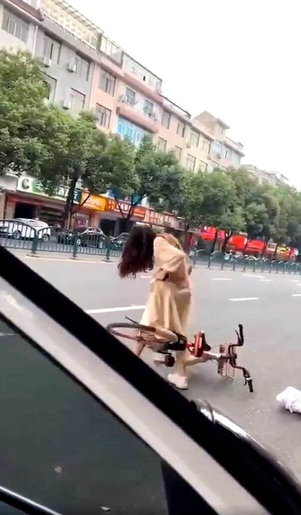 正妹騎車自摔裙底見客4.jpeg
