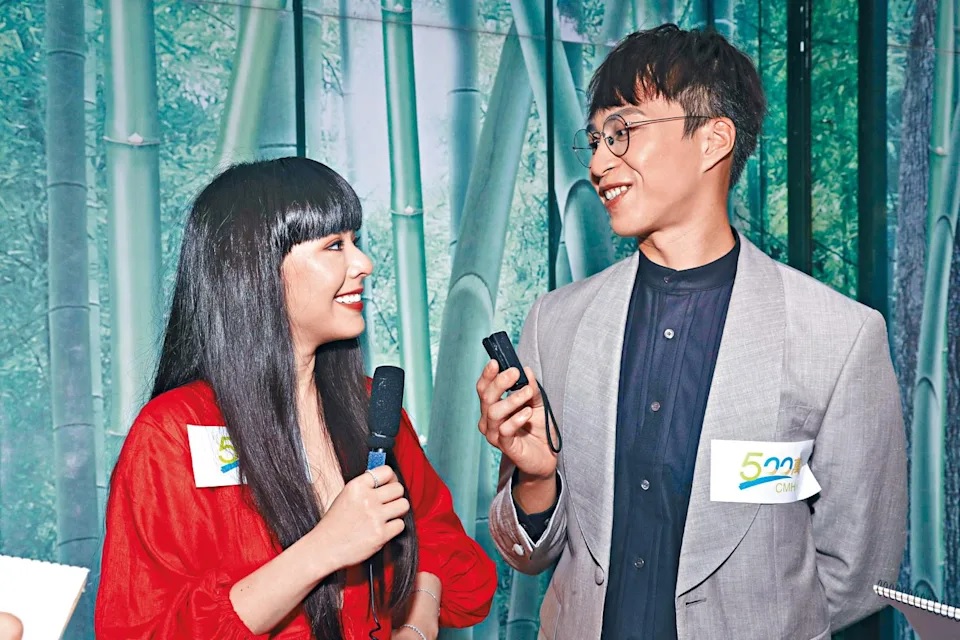 4JW中門大開性感亮相，坤哥賣口乖讚她可愛。.jpg