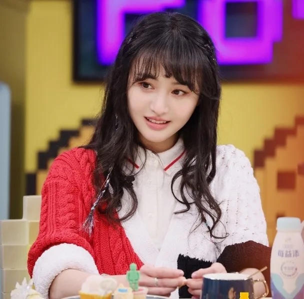 3鄭爽被指係「偽人」。.jpg