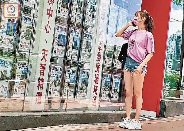 1獲力捧的葉蒨文在地產舖門外駐足「做功課」。.jpg