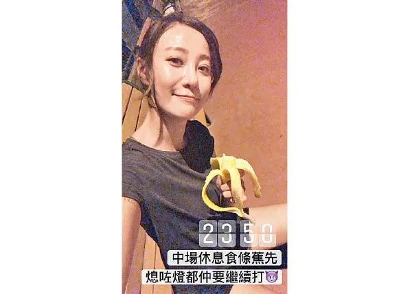 練波練到深夜的朱朱周身汗，急急補充體力。.jpg