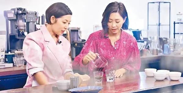 胡定欣（右）與黎芷珊分享盛女心事。.jpg