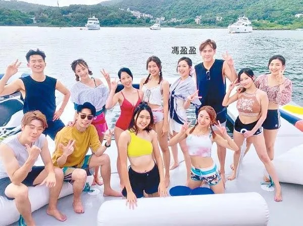 一班《#後生仔傾吓偈》主持人開船P，馮盈盈打扮密實好輸蝕！.jpg