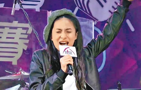 2 熱愛唱歌的Yumi當年只得12歲，但上台絕無怯場。.jpg