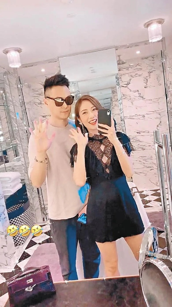 蔡嘉欣與男友玩自拍放閃。.jpg