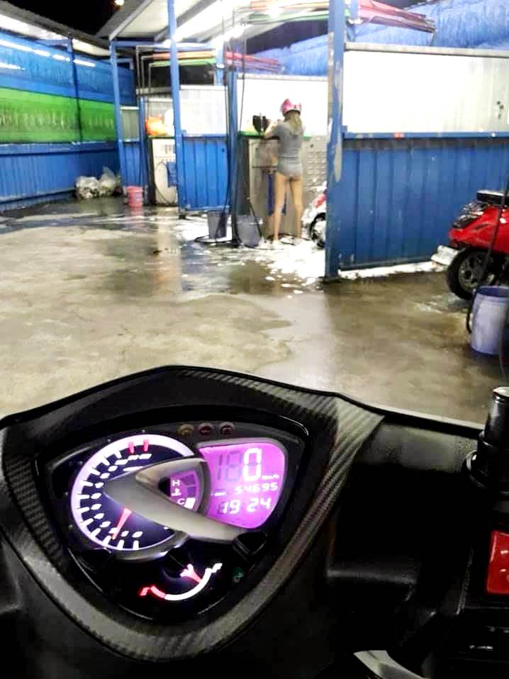 自助洗車處驚見居然沒穿小褲褲？.jpeg