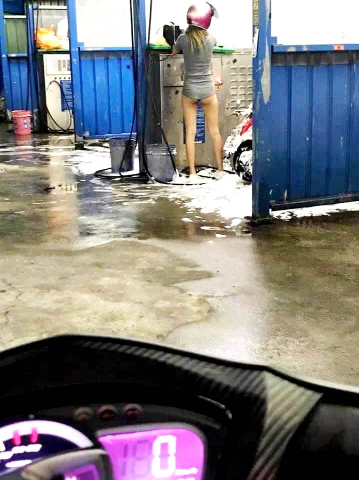 自助洗車處驚見居然沒穿小褲褲？2.jpeg