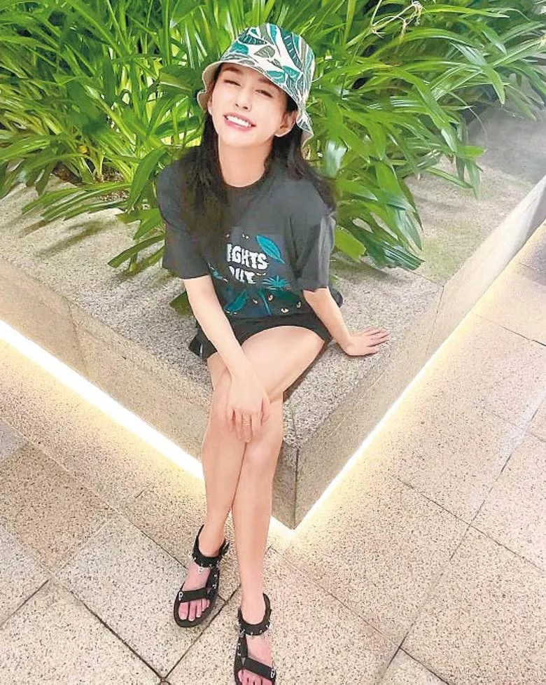 3沈月隨性地晒腿，但都不及其燦爛笑容養眼。.jpg