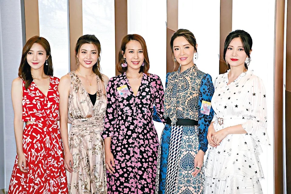 3 何依婷、張秀文、曹敏莉、向海嵐和朱晨麗以師姐身分，對入圍佳麗進行特訓。.jpg.jpg