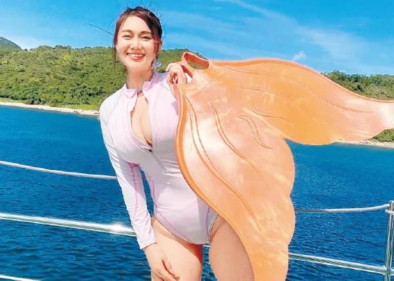白雲帶着美人魚尾上船，享受藍天美景。.jpg