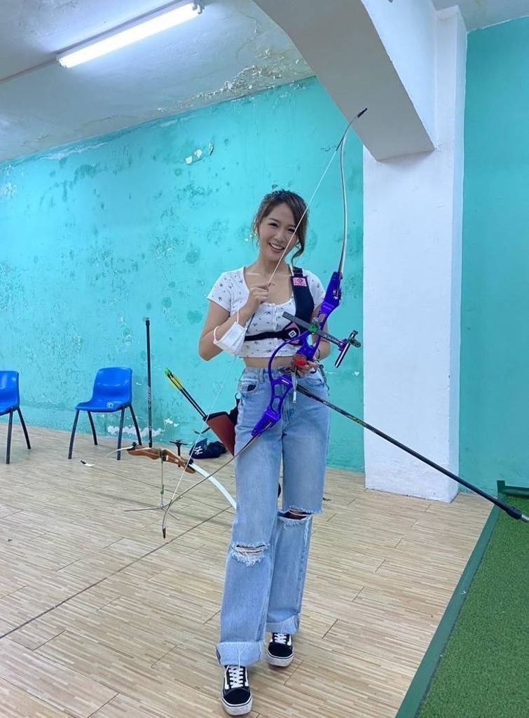 佢為比賽落力練射箭。.jpg