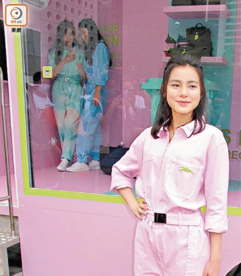 Chantel拍照時，Gigi與Yumi密密斟。.jpg
