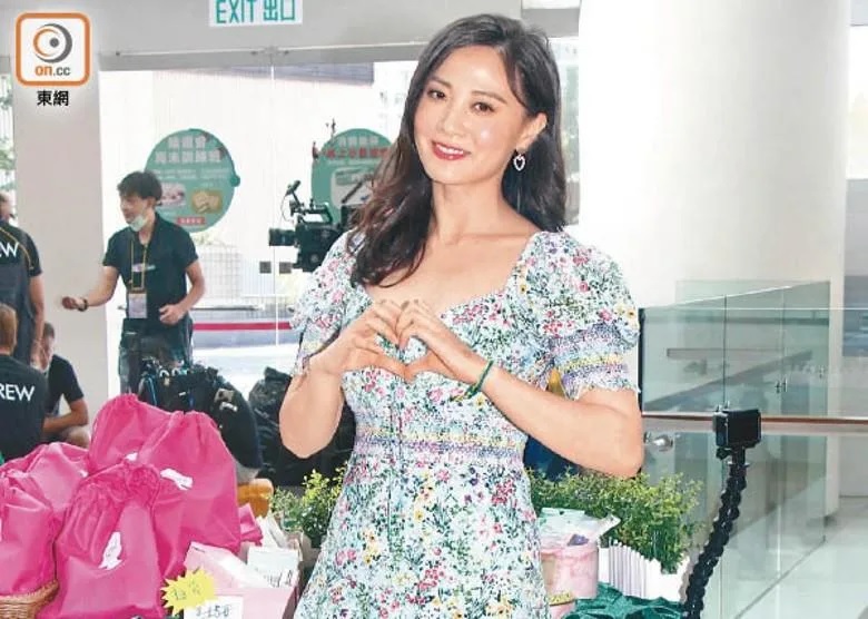 朱晨麗打扮青春，即時「減齡」。.jpg