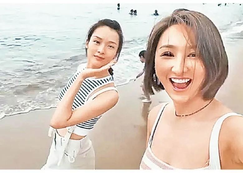 李佳芯與高海寧邊行沙灘邊拍片，認真寫意。.jpg