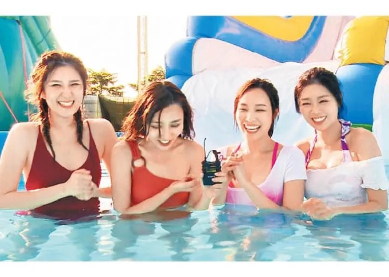 鞏姿希（左起）、吳紫韻、鄧伊婷及李芷晴濕身玩水戰。.jpg