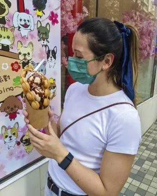 4 何詩蓓食街邊雞蛋仔.jpg