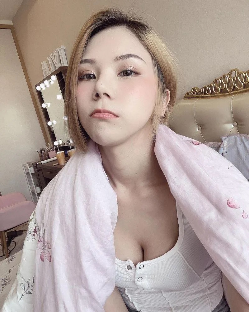 2 蕾菈身穿白色緊身上衣，胸前的扣子被撐開。.jpg