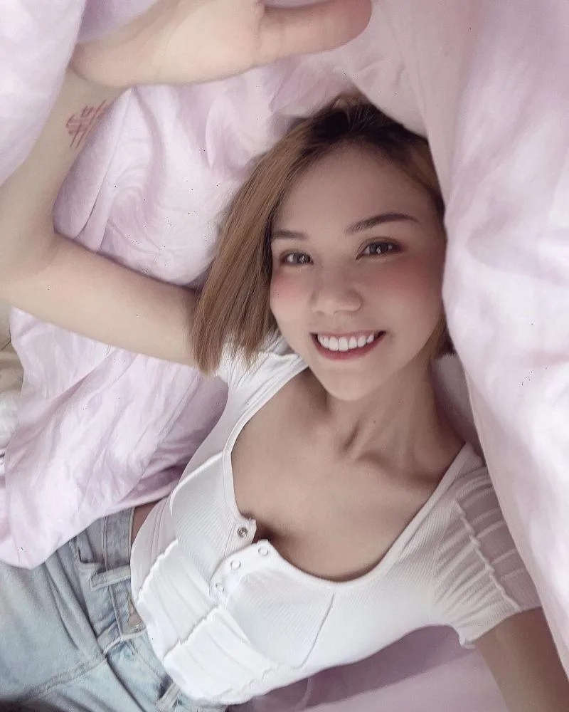 3 蕾菈身穿白色緊身上衣，胸前的扣子被撐開。.jpg