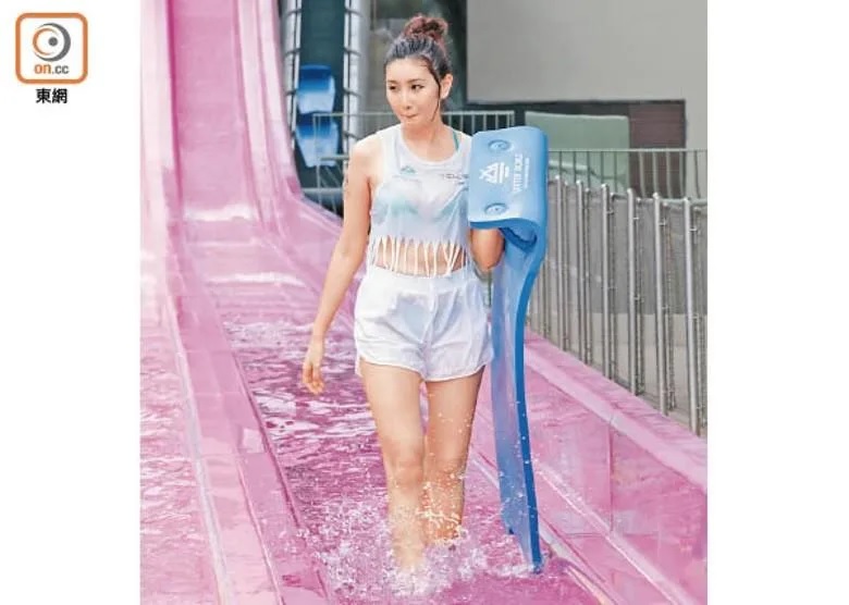 Shirley率先試玩，透出打底的泳衣。.jpg