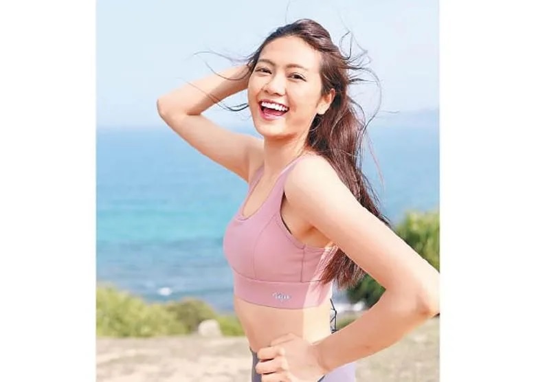 游嘉欣不斷翻讀劇本，希望以最佳狀態演出。.jpg