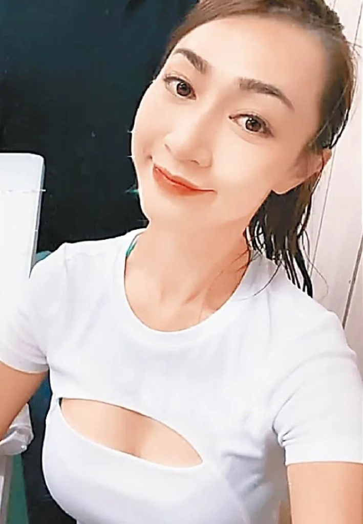 黃嘉雯咁都騷到事業線，真係高招！.jpg