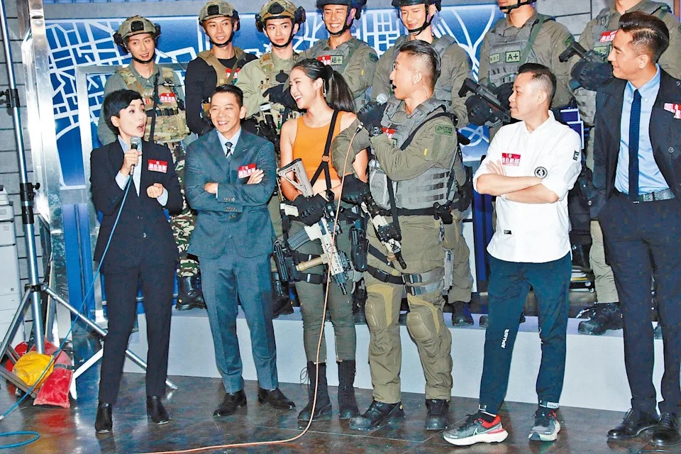 監製文偉鴻（前排右2）取笑劉穎鏇拍外景必落雨。.jpg