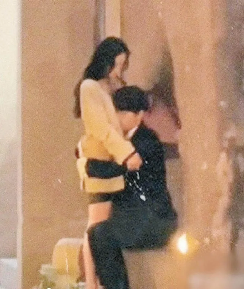 許凱依偎在楊冪胸前，舉止超親密。.png