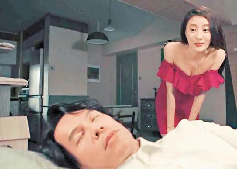 徐榮自言拍攝時瞓在梳化上培養情緒，唔得閒睇林夏薇。.jpg